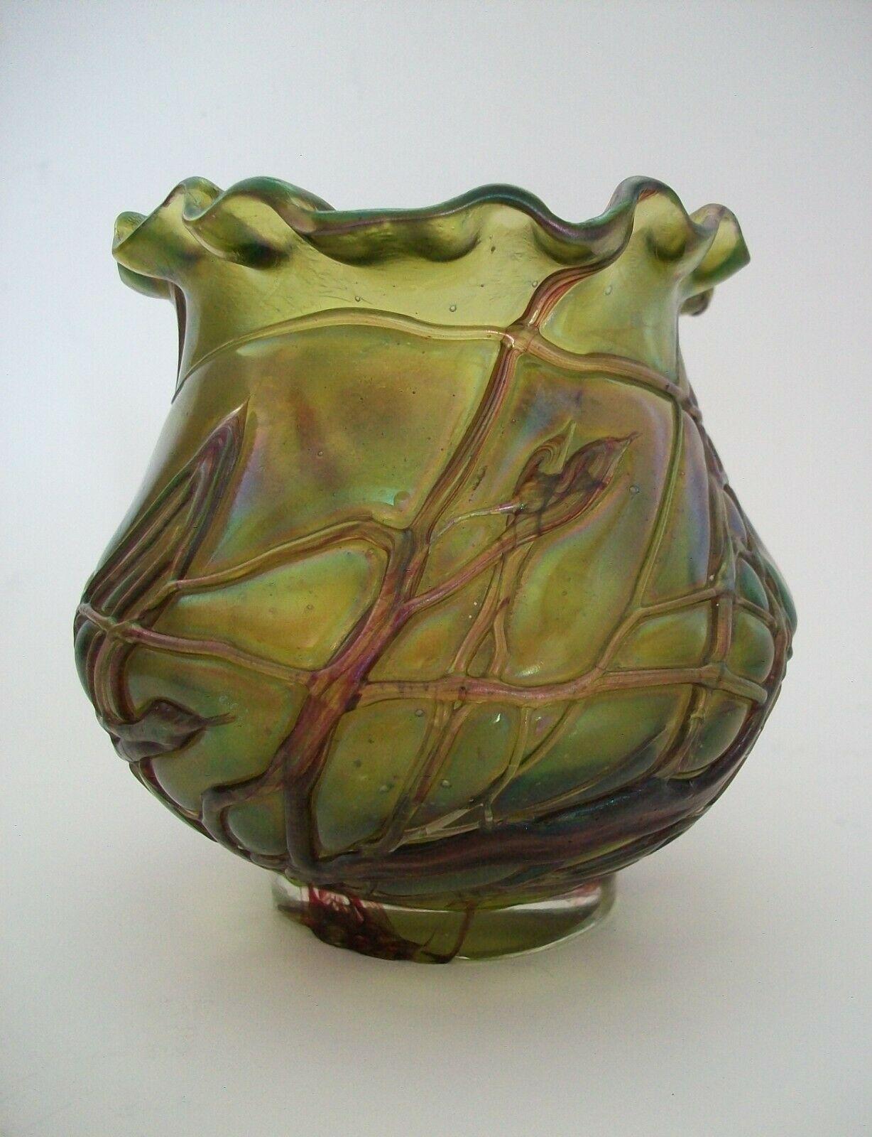 XX secolo KRALIK - Vaso in vetro iridescente Art Nouveau 'filettato', Repubblica Ceca, 1900 ca. in vendita