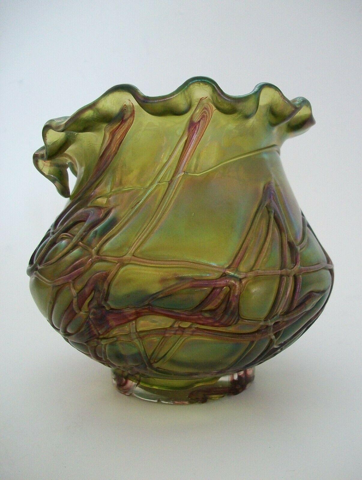 KRALIK - Art Nouveau 'Threaded' Iridescent Glass Vase, Czech Republic, C.1900 In Good Condition For Sale In Chatham, ON