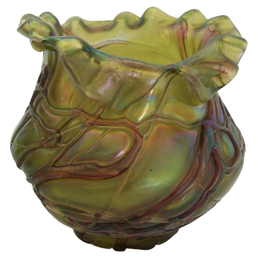 KRALIK - Vase en verre irisé « Trois » Art Nouveau, République tchèque, C.1900