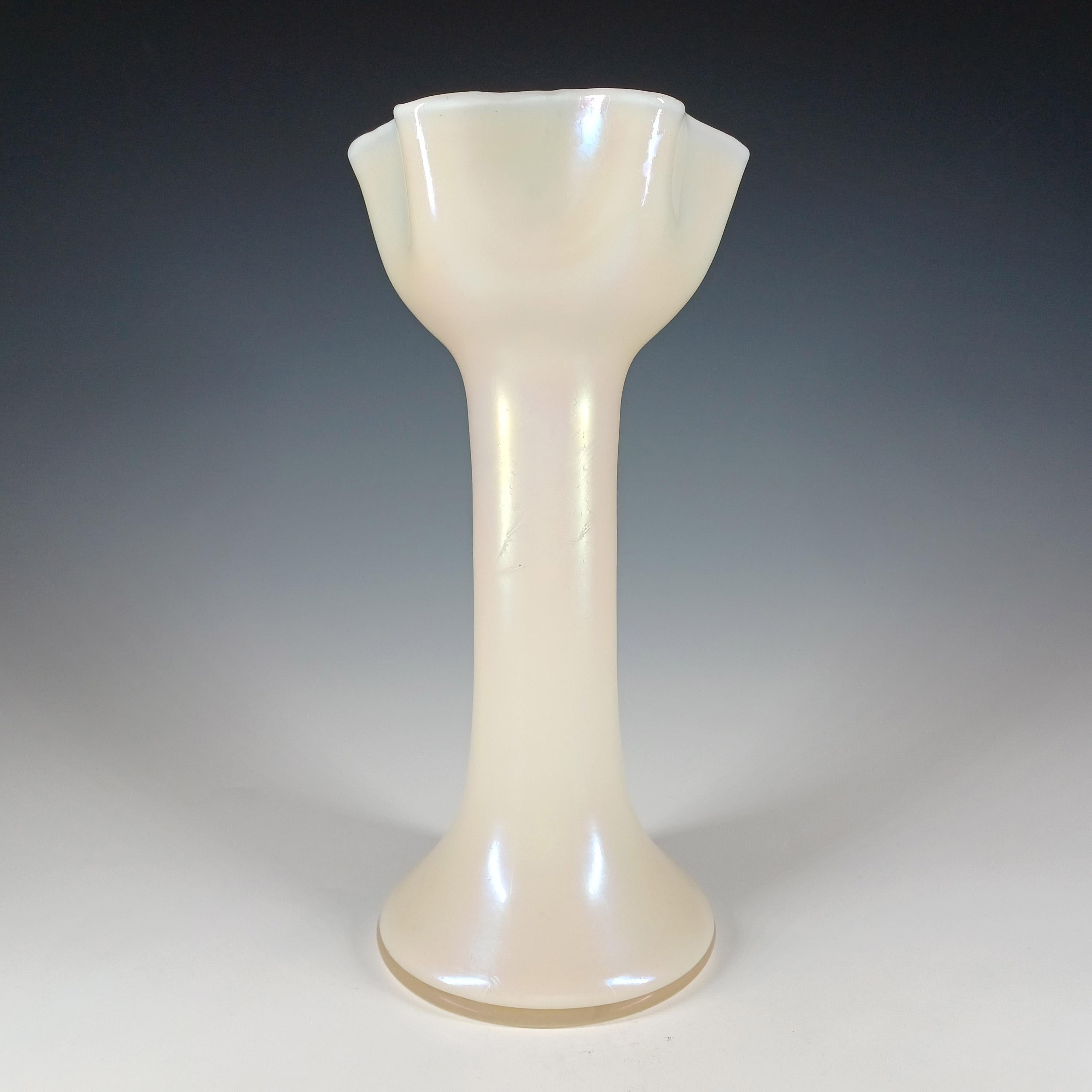 Aquí tenemos un precioso jarrón de cristal nacarado de Bohemia, del periodo art nouveau de finales del siglo XIX. Tiene un impresionante acabado aceitoso e iridiscente. Probablemente fabricado por Kralik.

Talla
Mide aproximadamente 9,25 pulgadas de
