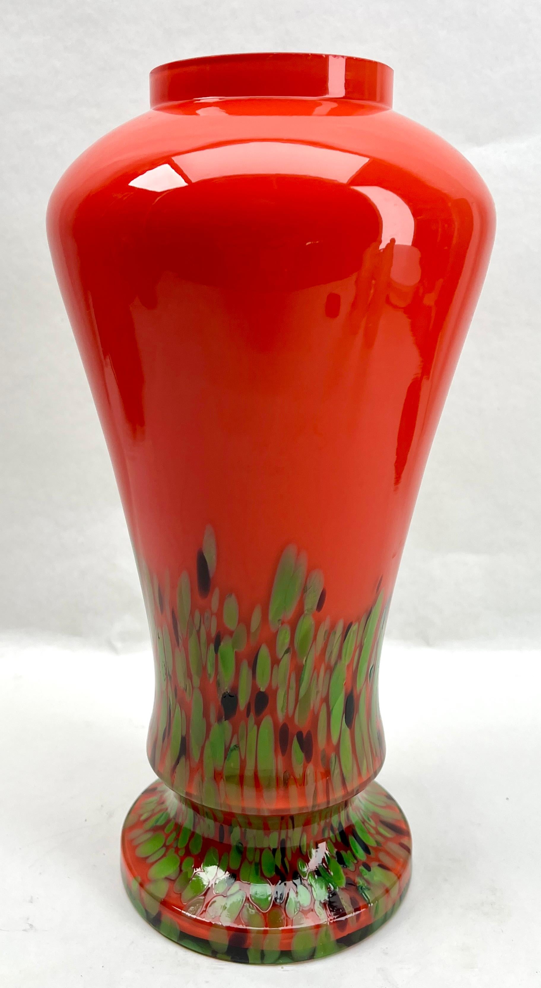 Kralik Baluster-Vase mit Feuerdekor, mehrfarbiges Spatterglas „End-of-day“ (Tschechisch) im Angebot