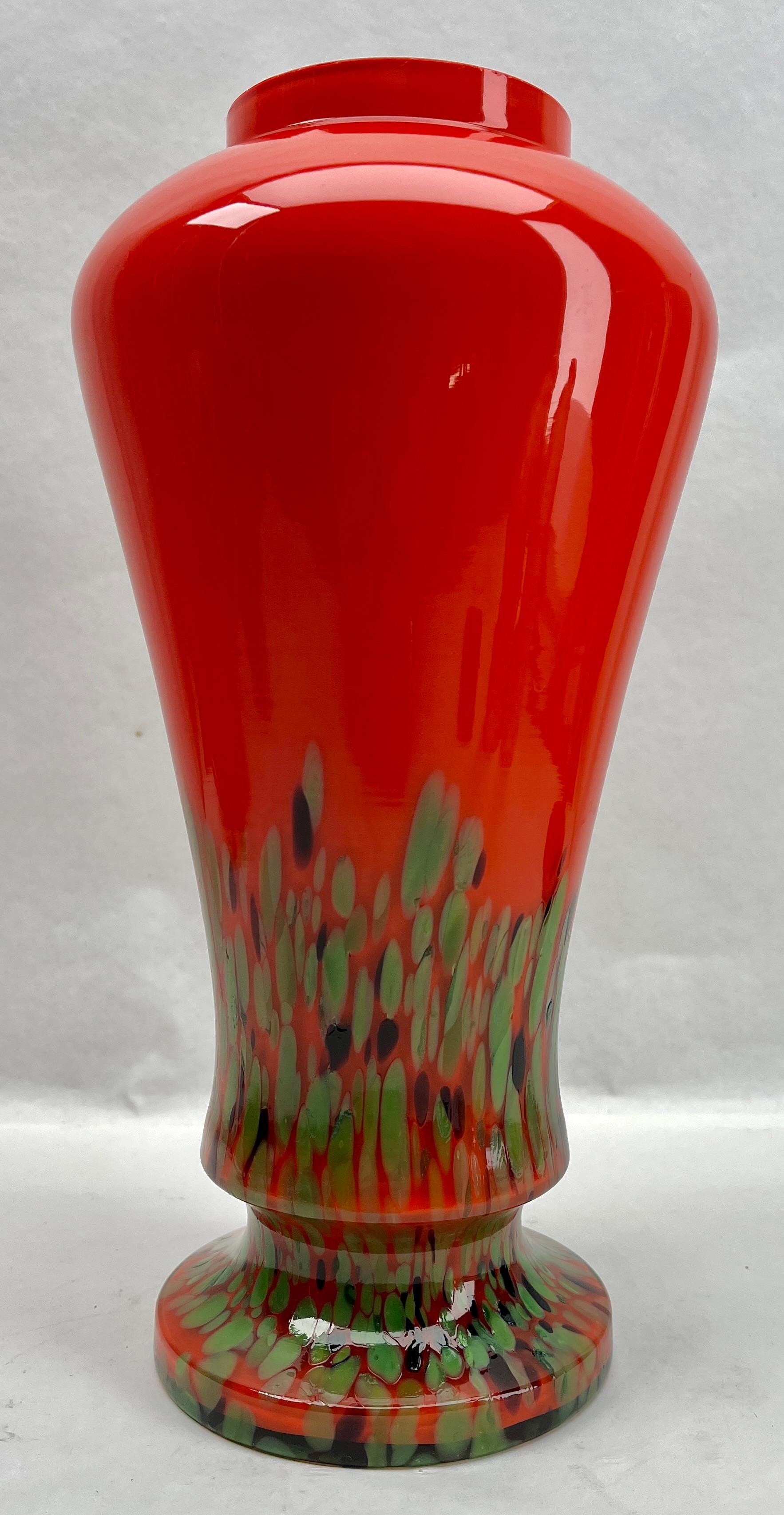 Kralik Baluster-Vase mit Feuerdekor, mehrfarbiges Spatterglas „End-of-day“ (Handgefertigt) im Angebot