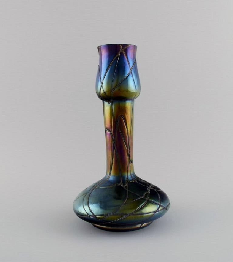 Kralik, Bohemia. 
Vase Art nouveau à col étroit en verre d'art soufflé à la bouche irisé. 
1910's.
Mesures : 27,5 x 15,5 cm.
En parfait état.