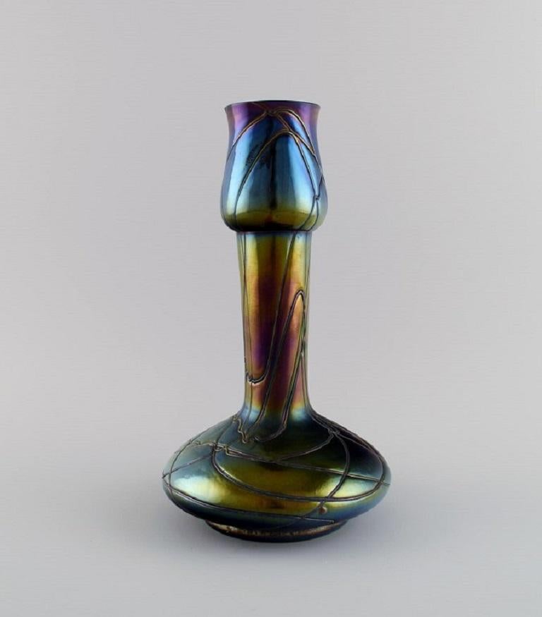 Art nouveau Kralik, Bohemia, Vase Art Nouveau à col étroit en verre d'art irisé en vente