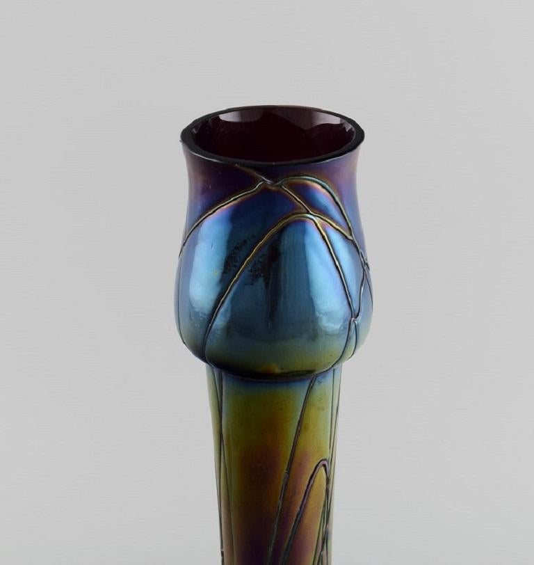 Tchèque Kralik, Bohemia, Vase Art Nouveau à col étroit en verre d'art irisé en vente