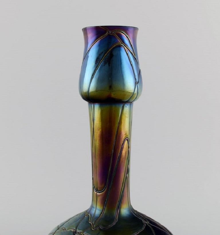 Kralik, Bohemia, Vase Art Nouveau à col étroit en verre d'art irisé Excellent état - En vente à Copenhagen, DK