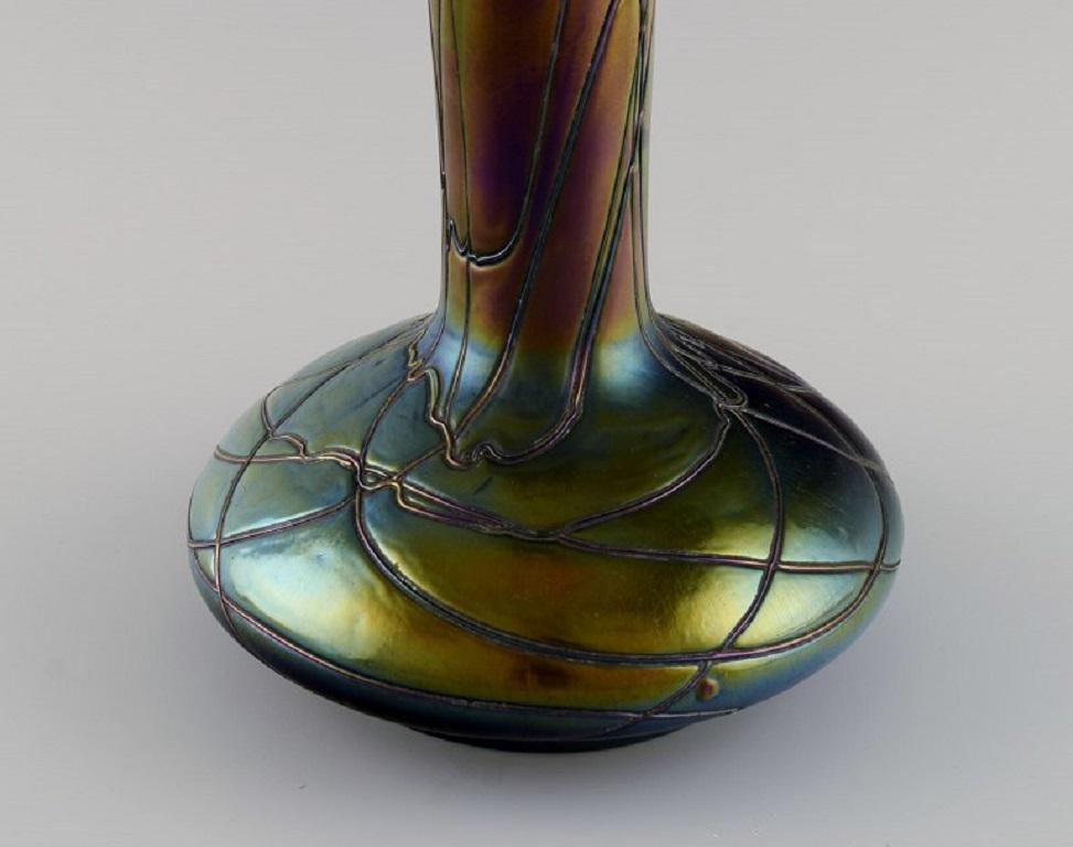 Début du 20ème siècle Kralik, Bohemia, Vase Art Nouveau à col étroit en verre d'art irisé en vente