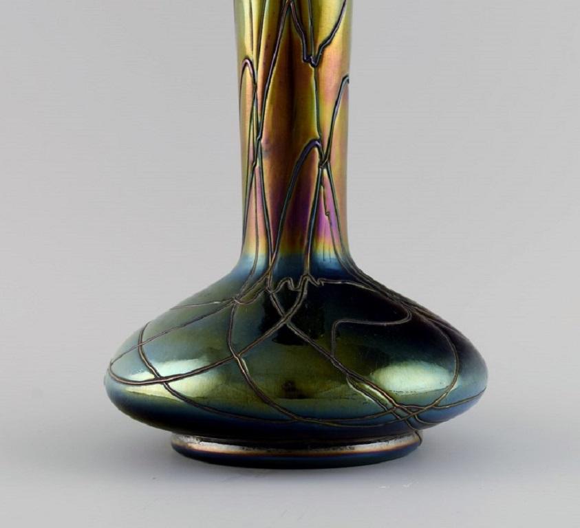 Verre d'art Kralik, Bohemia, Vase Art Nouveau à col étroit en verre d'art irisé en vente