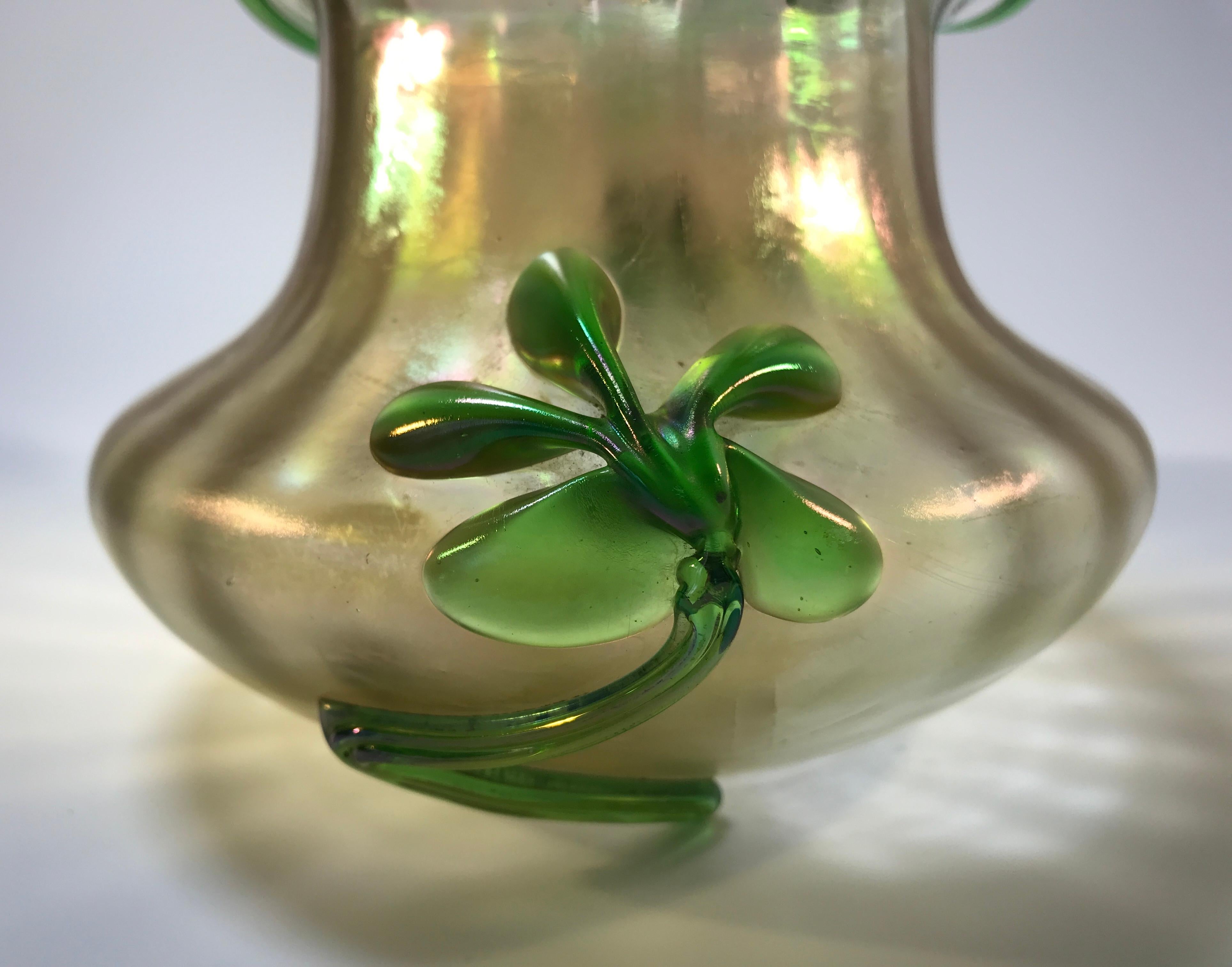Art déco Kralik Glassworks vase organique irisé bohème appliqué floral 1900s en vente
