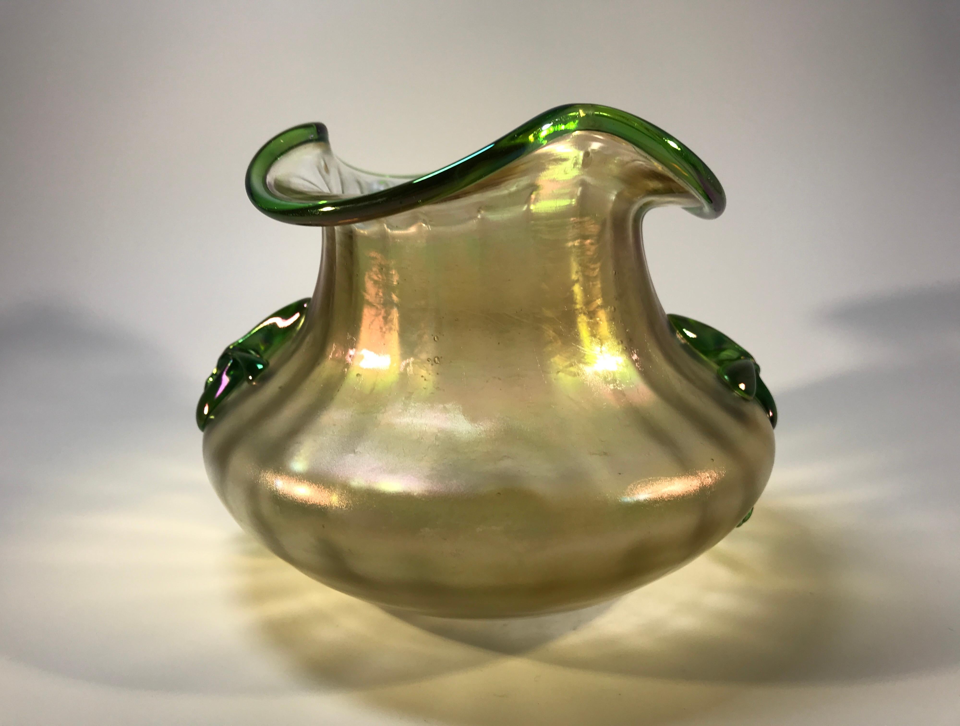 Tchèque Kralik Glassworks vase organique irisé bohème appliqué floral 1900s en vente
