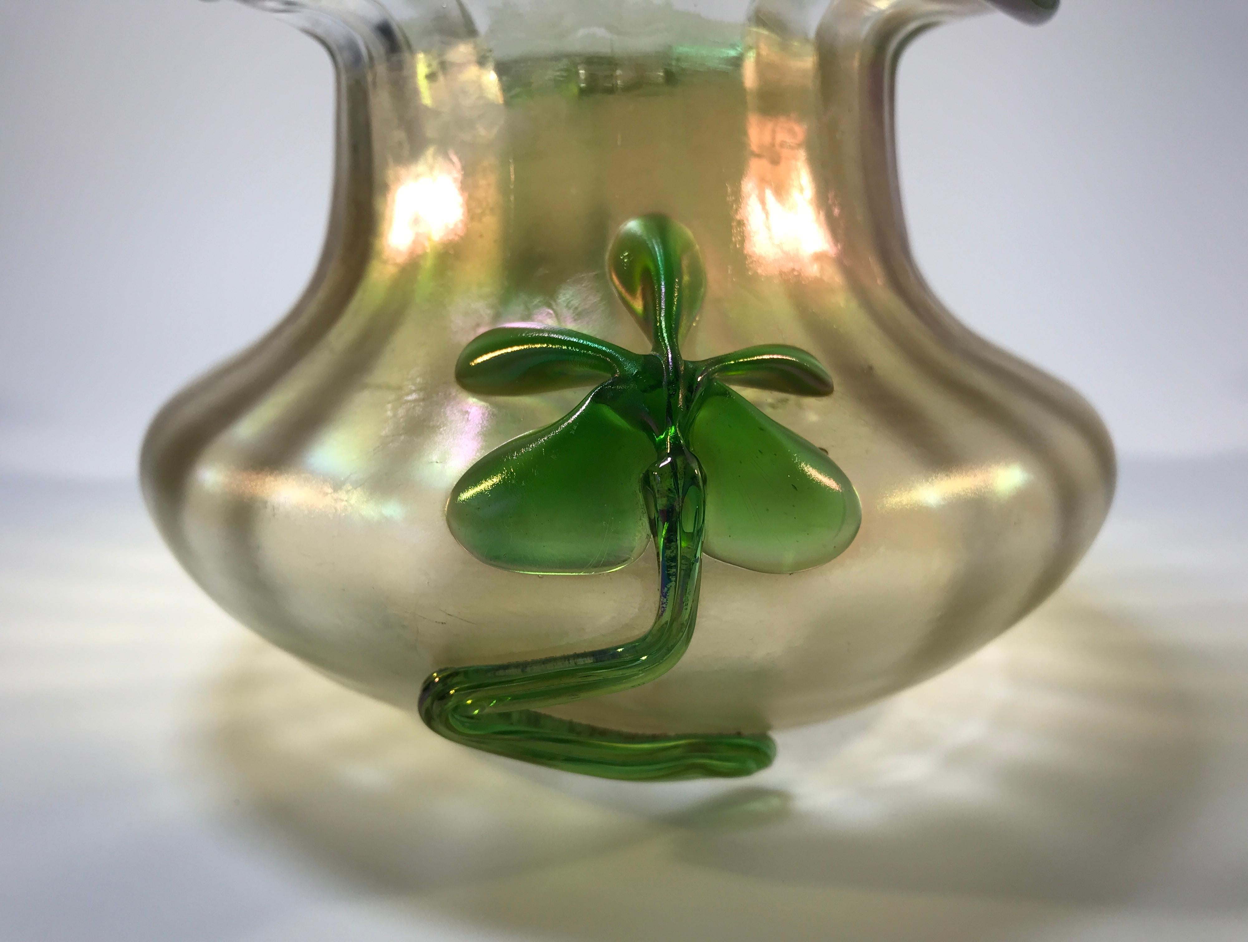 Fait main Kralik Glassworks vase organique irisé bohème appliqué floral 1900s en vente