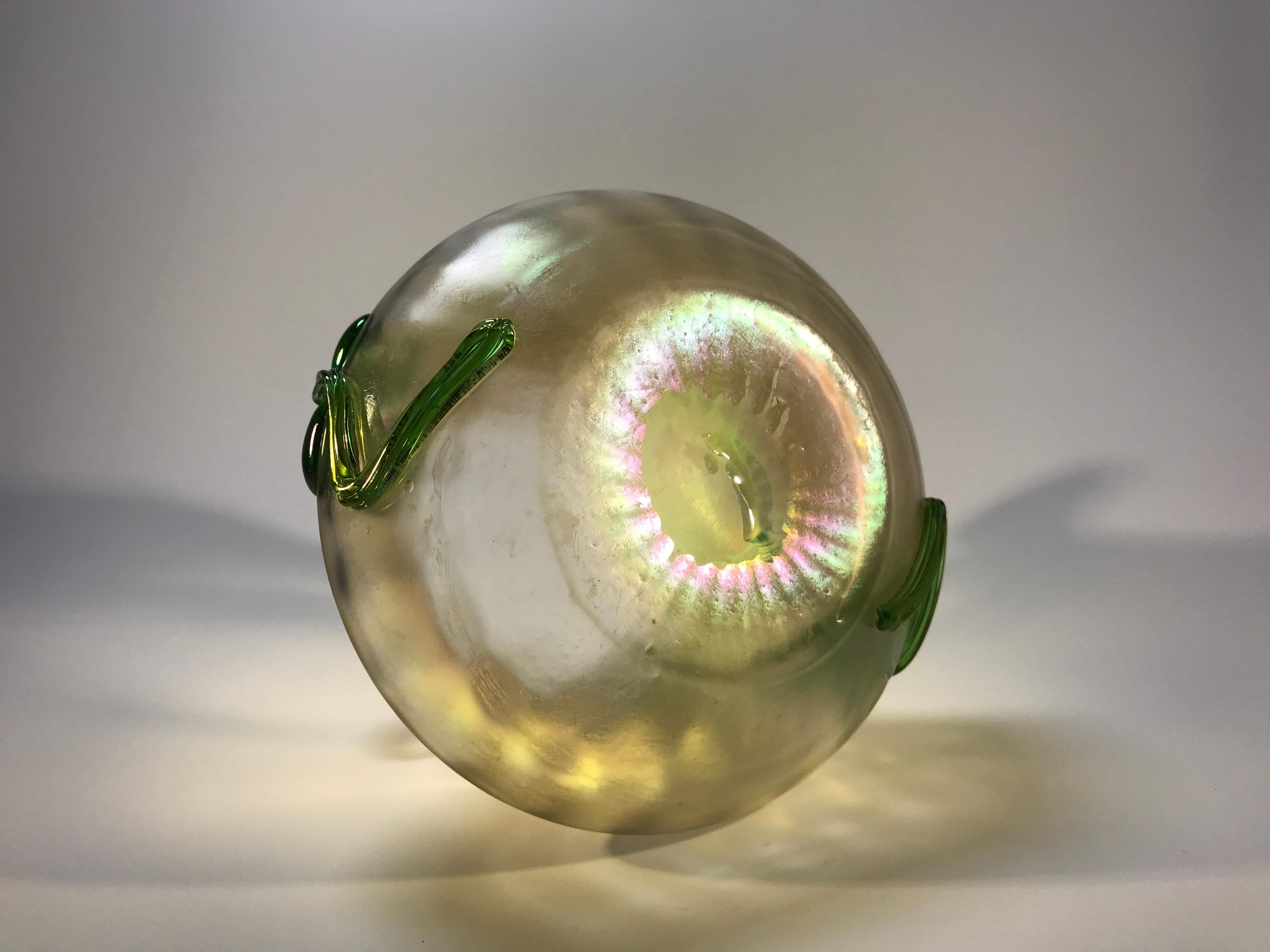 XX secolo Kralik Glassworks Vaso organico boemo iridescente in stile Art Deco con fiori applicati del 1900 in vendita