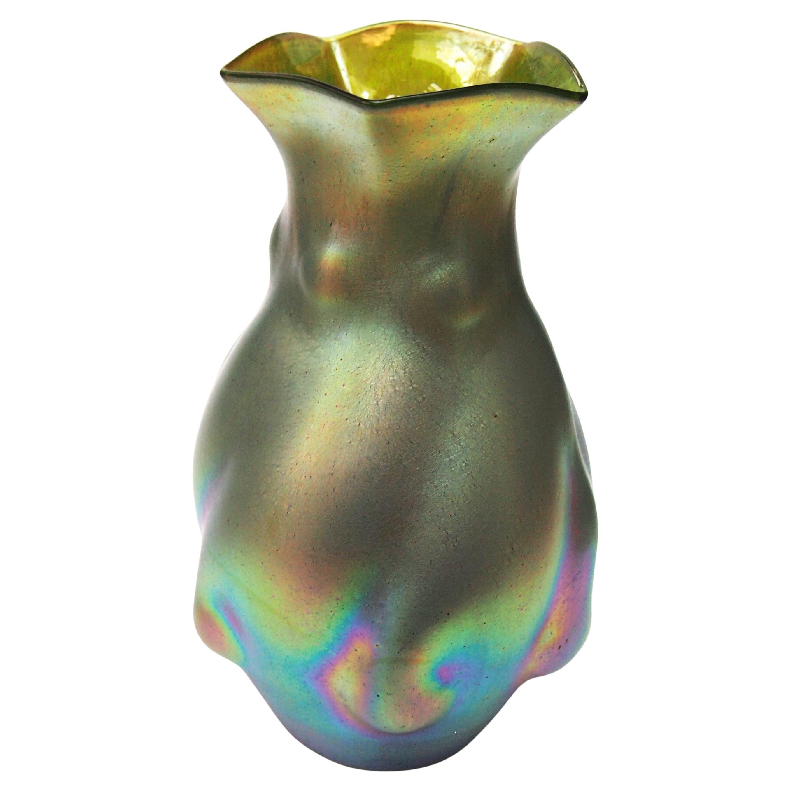 Vaso grande in vetro verde iridato Kralik Glatt Silberiris, 1899 ca.