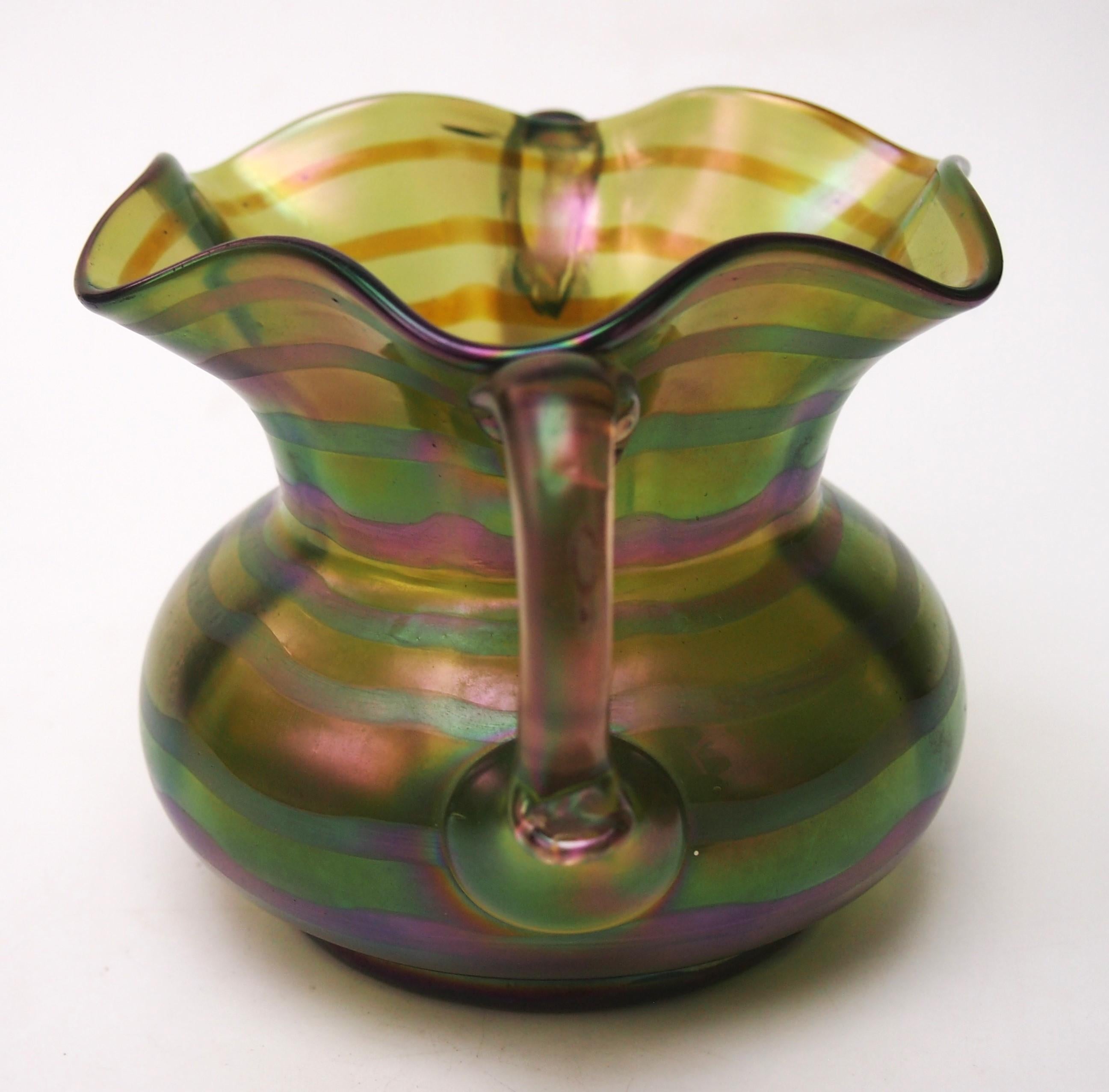 Un gran Kralik clásico con bandas verdes  jarrón con parte superior ondulada y dos asas de púas transparentes   -este clásico jugendstil  La forma se habría creado con una serie de herramientas en el horno: un gran ejemplo de trabajo en