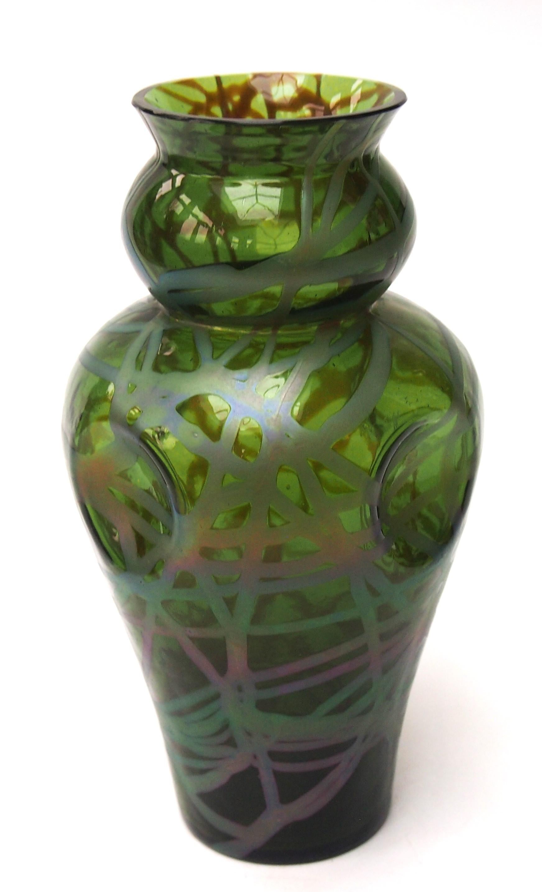 Un classico verde Kralik di grandi dimensioni con bande argentate  vaso di forma quasi circolare con quattro rientranze circolari appena sotto le spalle - con la parte superiore tagliata a freddo e nessun segno di pontatura (usuale per questa forma)