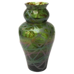 Jarrón Clásico Iridizado con Bandas Verde Kralik c1899