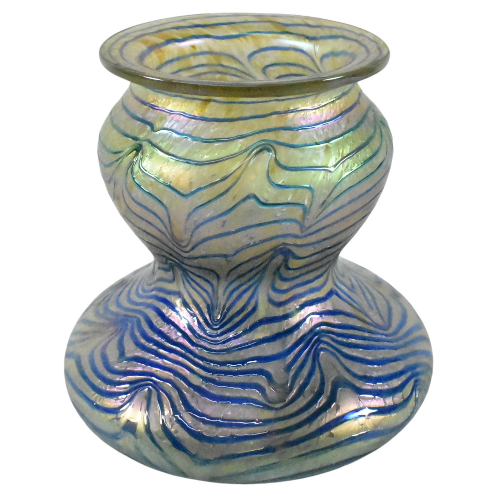 Jarrón de cristal artístico bohemio «Kralik» azul iridiscente sobre fondo dorado