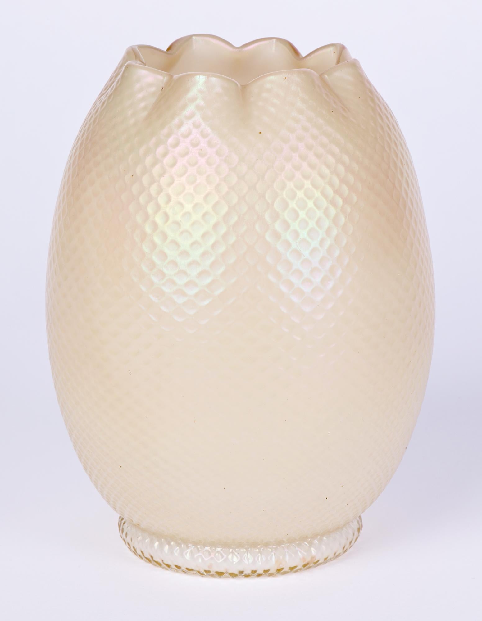 Vaso in vetro artistico a struttura opalescente bianco di Kralik/Loetz in vendita 2