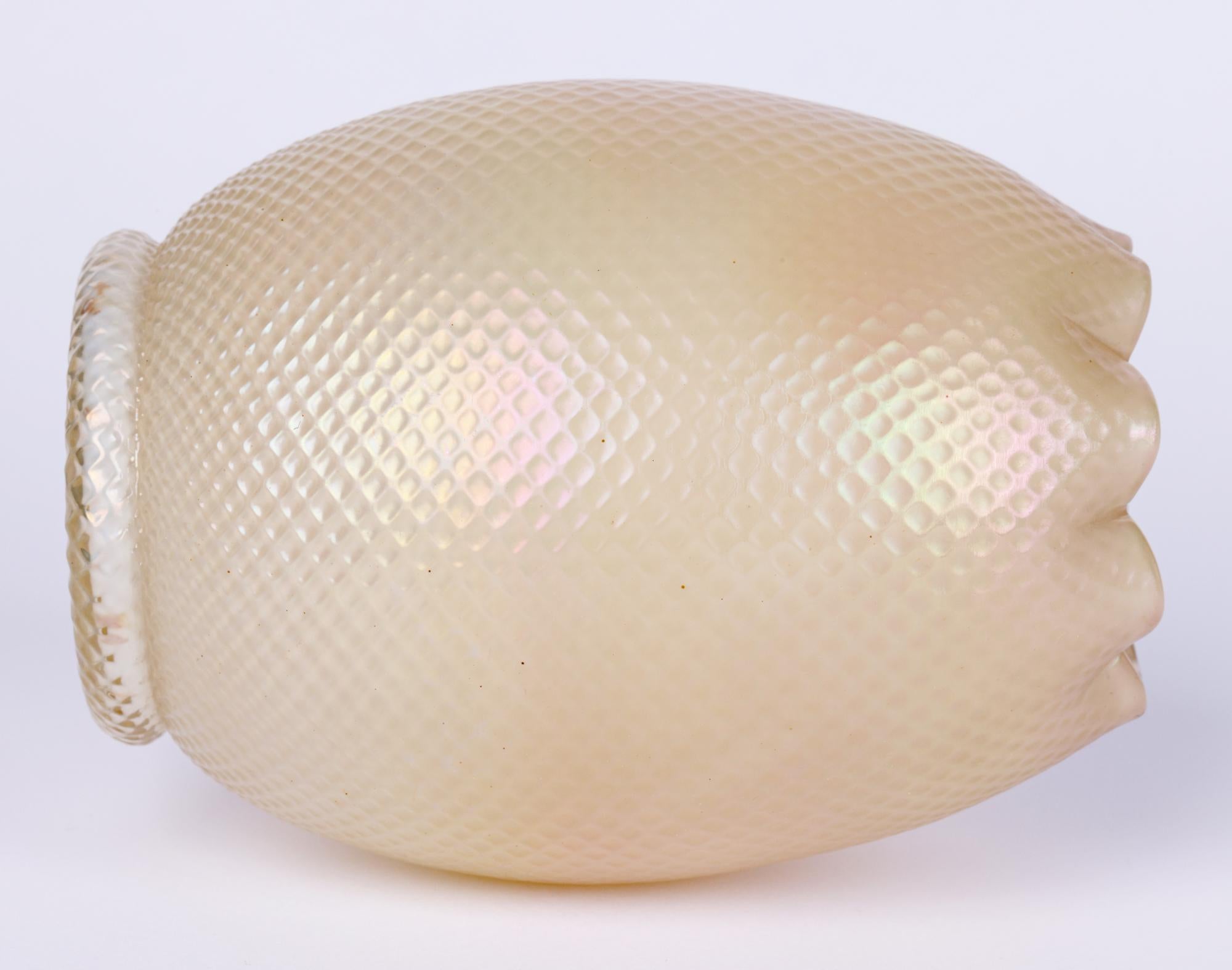 Vaso in vetro artistico a struttura opalescente bianco di Kralik/Loetz in vendita 1
