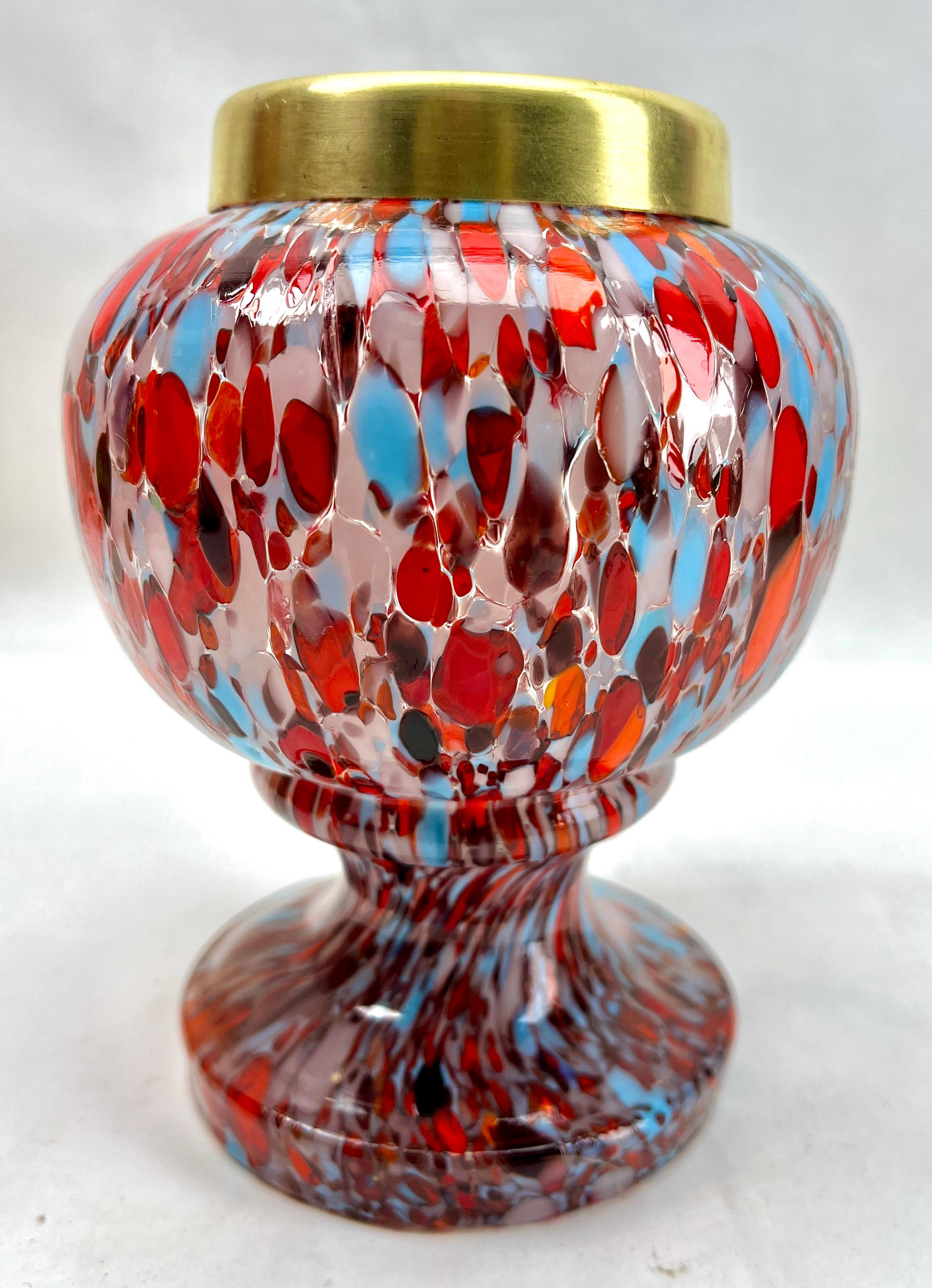 Kralik „Pique Fleurs“  Vase, in mehrfarbigem Dekor mit Grille, Ende der 1930er Jahre (Belgisch) im Angebot