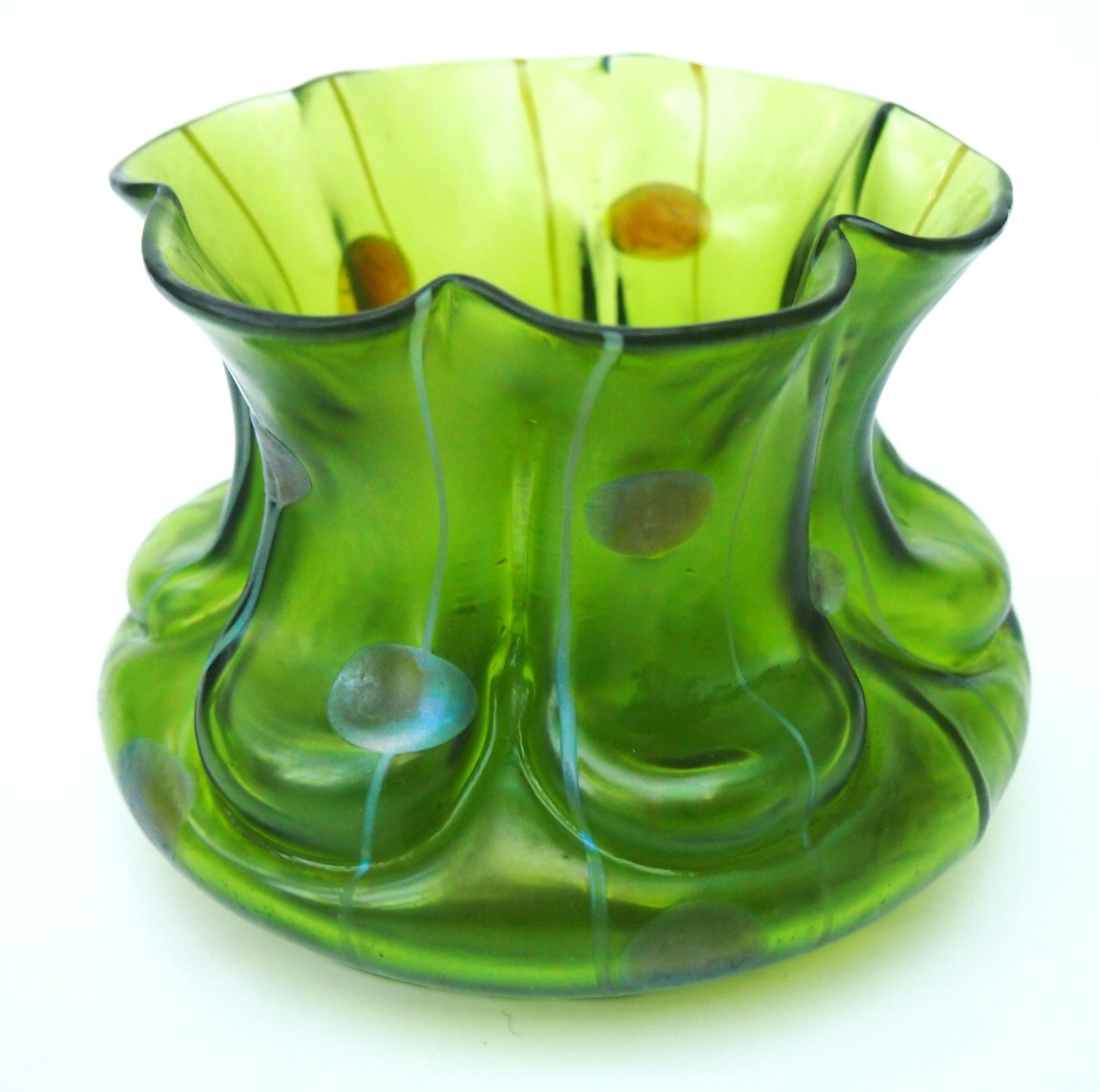 Eine klassische Kralik Striefen und Flecken Glasvase um 1900, eine tief geformte Vase mit dem klassischen Muster von wiederholten Streifen und kreisförmigen Flecken in Silber über dunkelgrünem Glas. Dieses spezielle Muster wurde später von Kolo