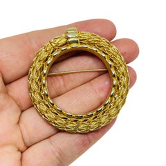 KRAMER by NEW YORK signed gold tone vintage wreath designer brooch