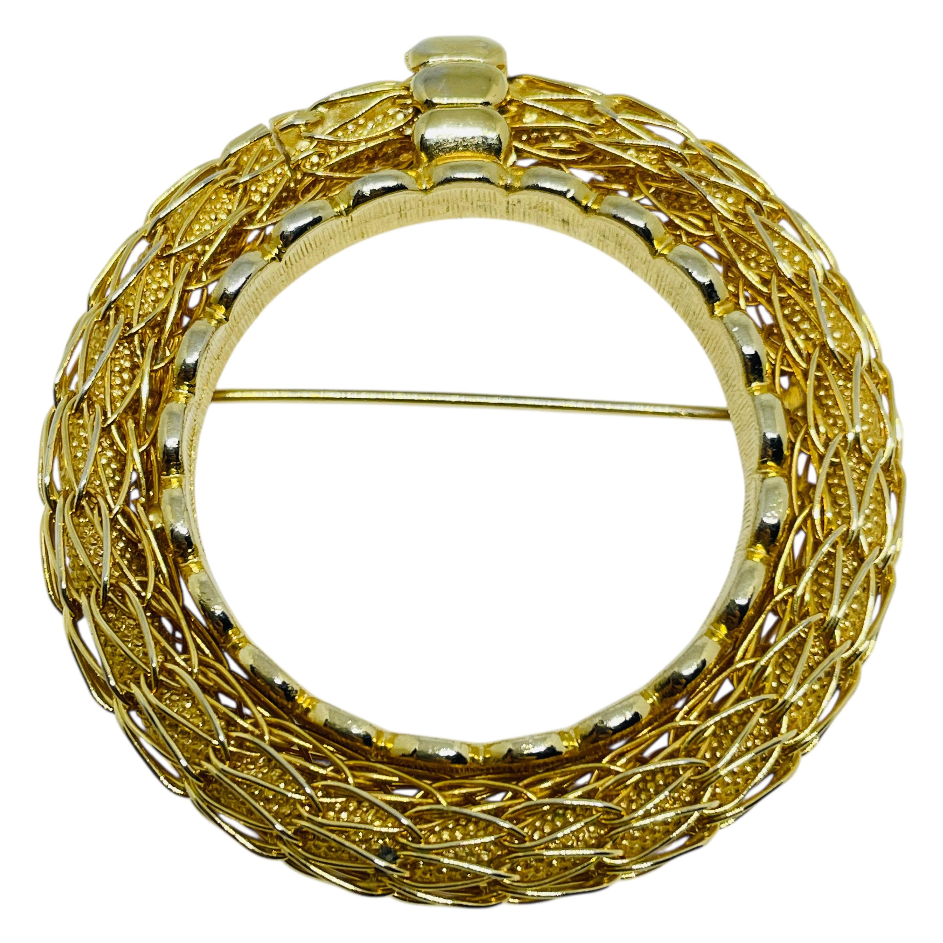 KRAMER by NEW YORK signed gold tone vintage wreath designer brooch For Sale