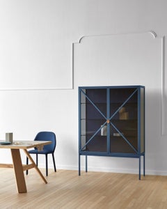 Kramer Großer Vertikalschrank mit lackiertem Gestell in intensivem Blau von E-GGS