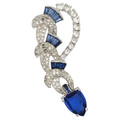 Kramer of New York Spilla a goccia d'acqua con cristalli blu zaffiro vintage anni '50