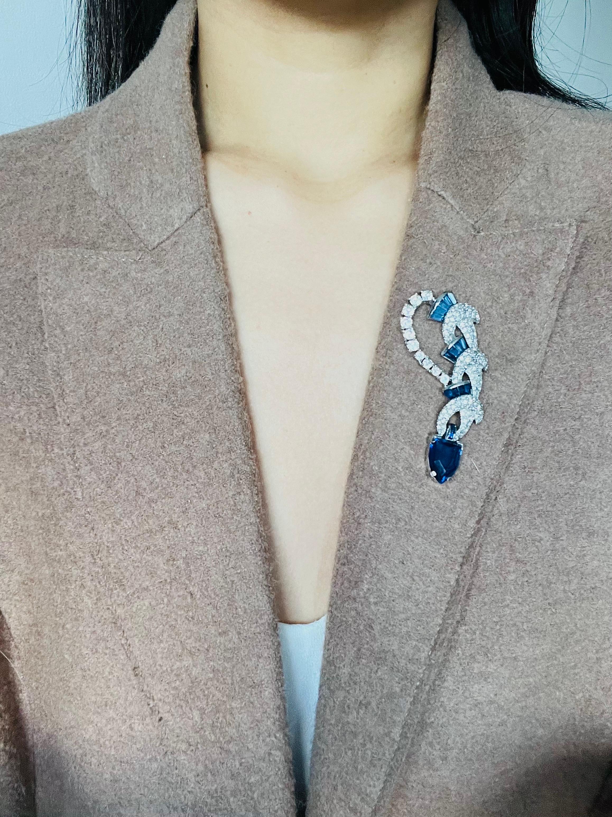 Women's or Men's Kramer of New York Vintage 1950s Sapphire Navy Crystals Water Drop Knot Brooch