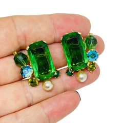 KRAMER signed vintage gold ton emerald glass pearls designer clip on earrings