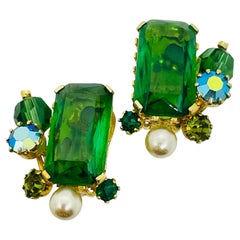 KRAMER signed vintage gold ton emerald glass pearls designer clip on earrings