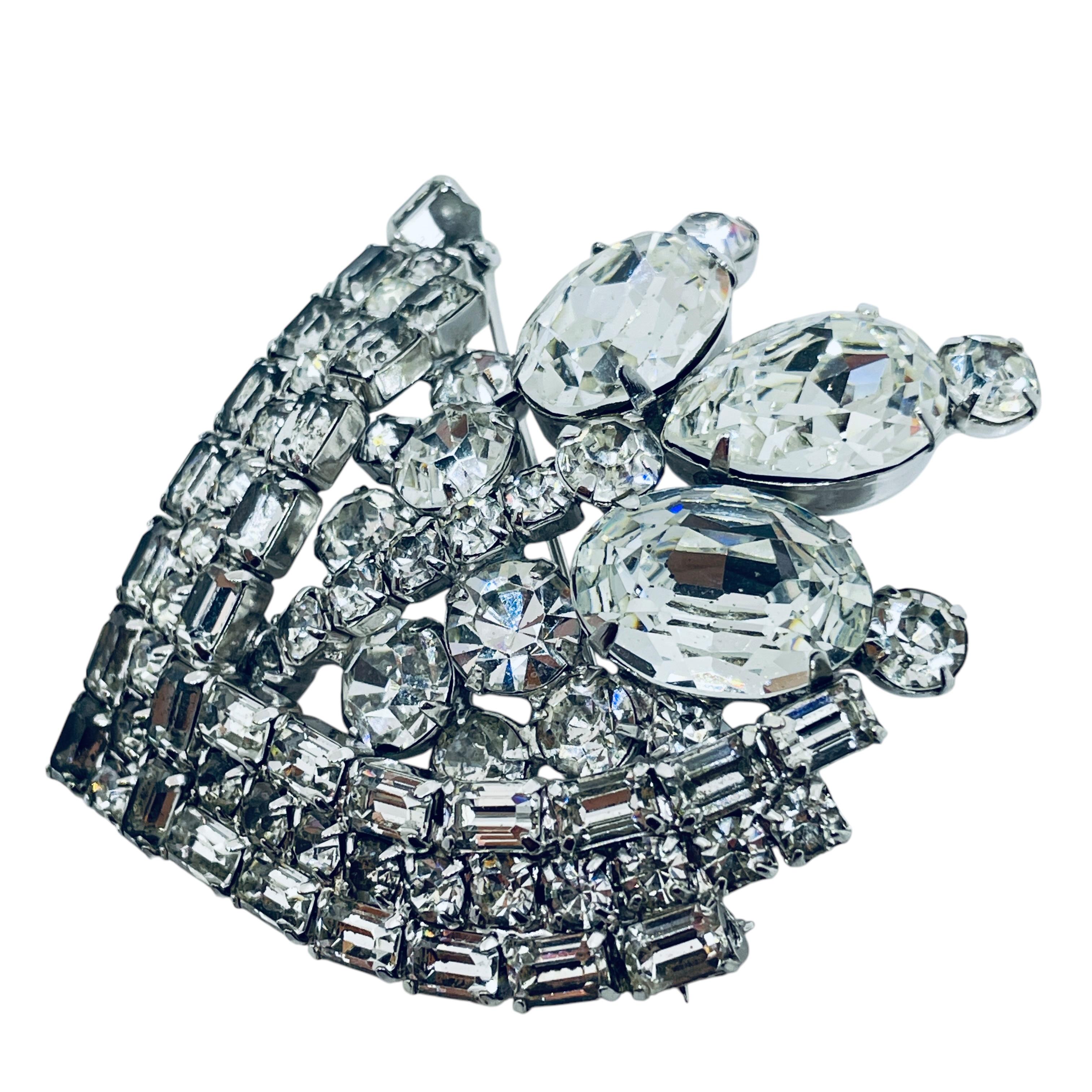 DETAILS

• signed KRAMER

• silver tone with glass stones

• vintage designer brooch 

MEASUREMENTS

•

CONDITION

• very good vintage condition with minimal signs of wear

Sku 51

❤️❤️ VINTAGE DESIGNER JEWELRY ❤️❤️

❤️❤️ ALEXANDER’S BOUTIQUE ❤️❤️