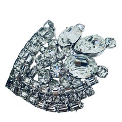 KRAMER signed vintage silver tone sparkly glass stones designer brooch