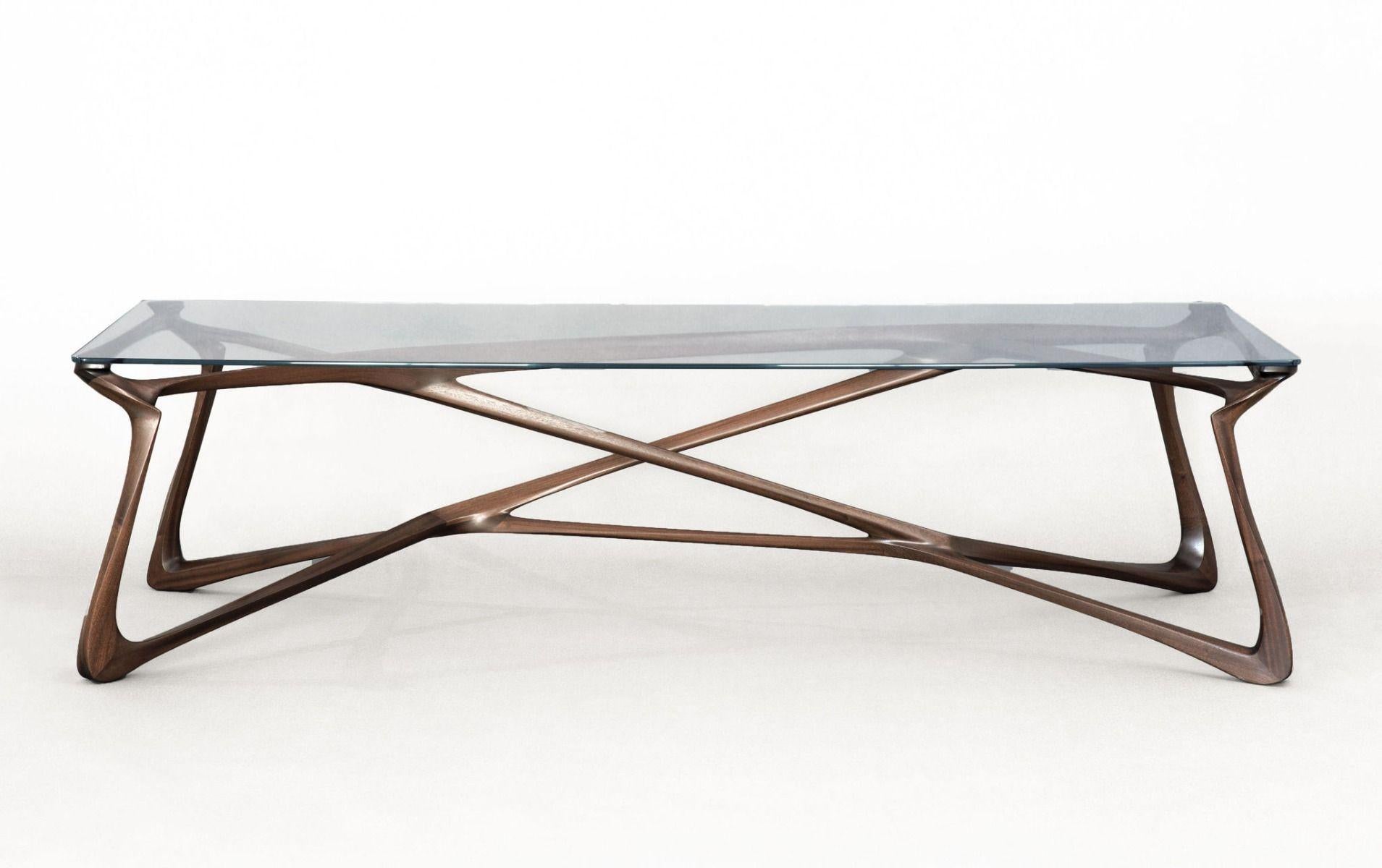L'idée de cette table était de trouver une architecture efficace et minimaliste, un peu à la manière de Carlo Mollino, où il y a un bon mariage entre la forme et la fonction. S'ils se sont d'abord inspirés des plantes, les designers ont été quelque