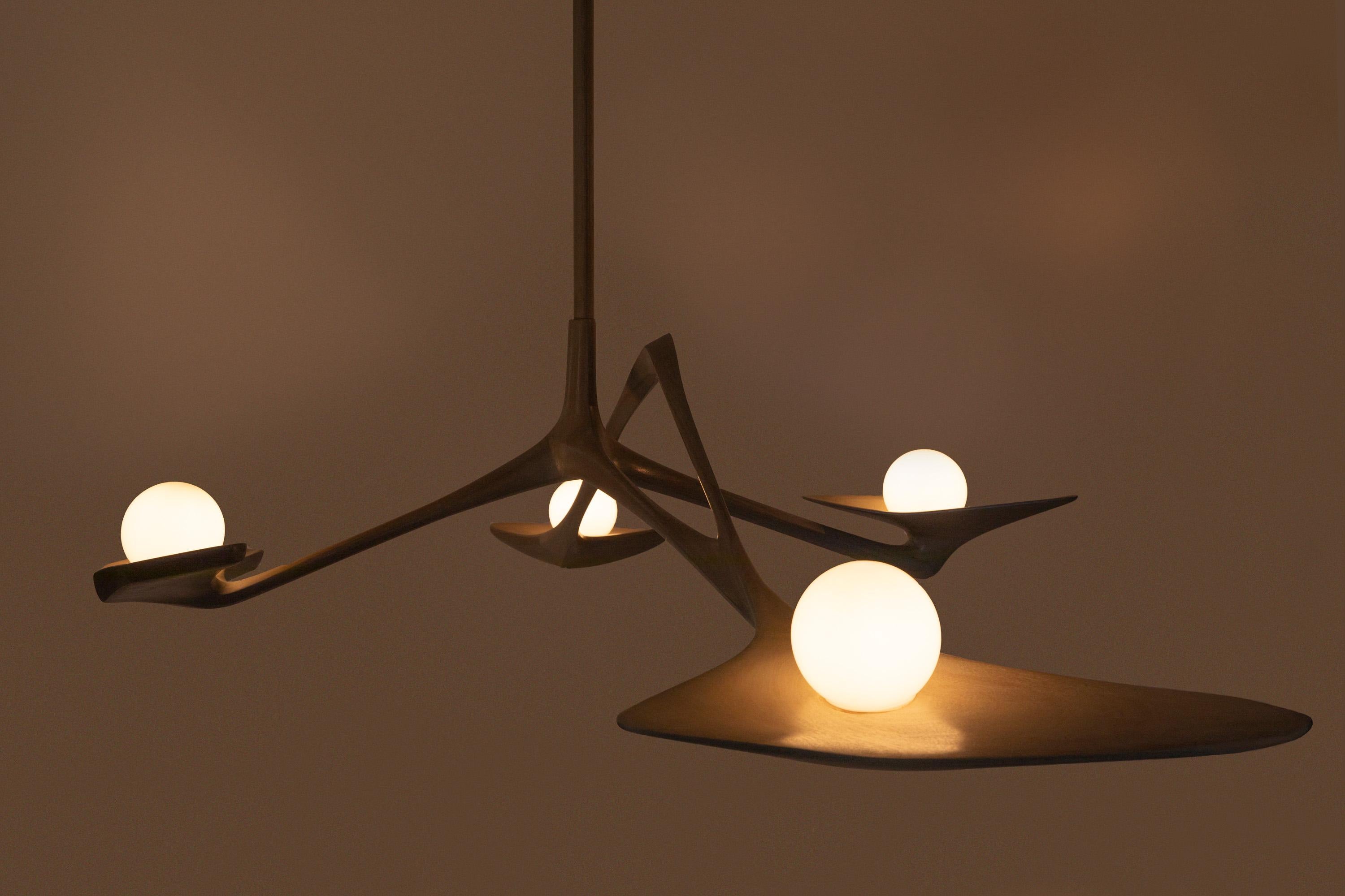 Veuillez noter que les dimensions du lustre Pearl n'incluent pas la longueur du bras de suspension au plafond. Le lustre en perles est disponible en trois tailles, cette liste concerne la taille Akoya.  Pour plus de détails sur les dimensions des