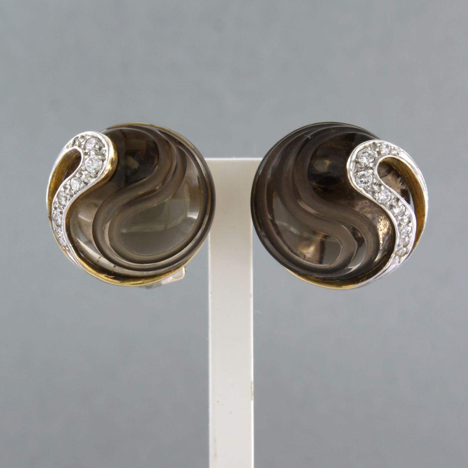 KRAUSS - 18k bicolour gold clip earrings set with smoked quartz and brilliant cut diamonds up to approx. 0.20 ct - F/G - VS/SI

detailed description:

the size of the clip earrings is 1.8 cm wide by 1.1 cm deep

signed by KRAUSS ART DESIGN

total