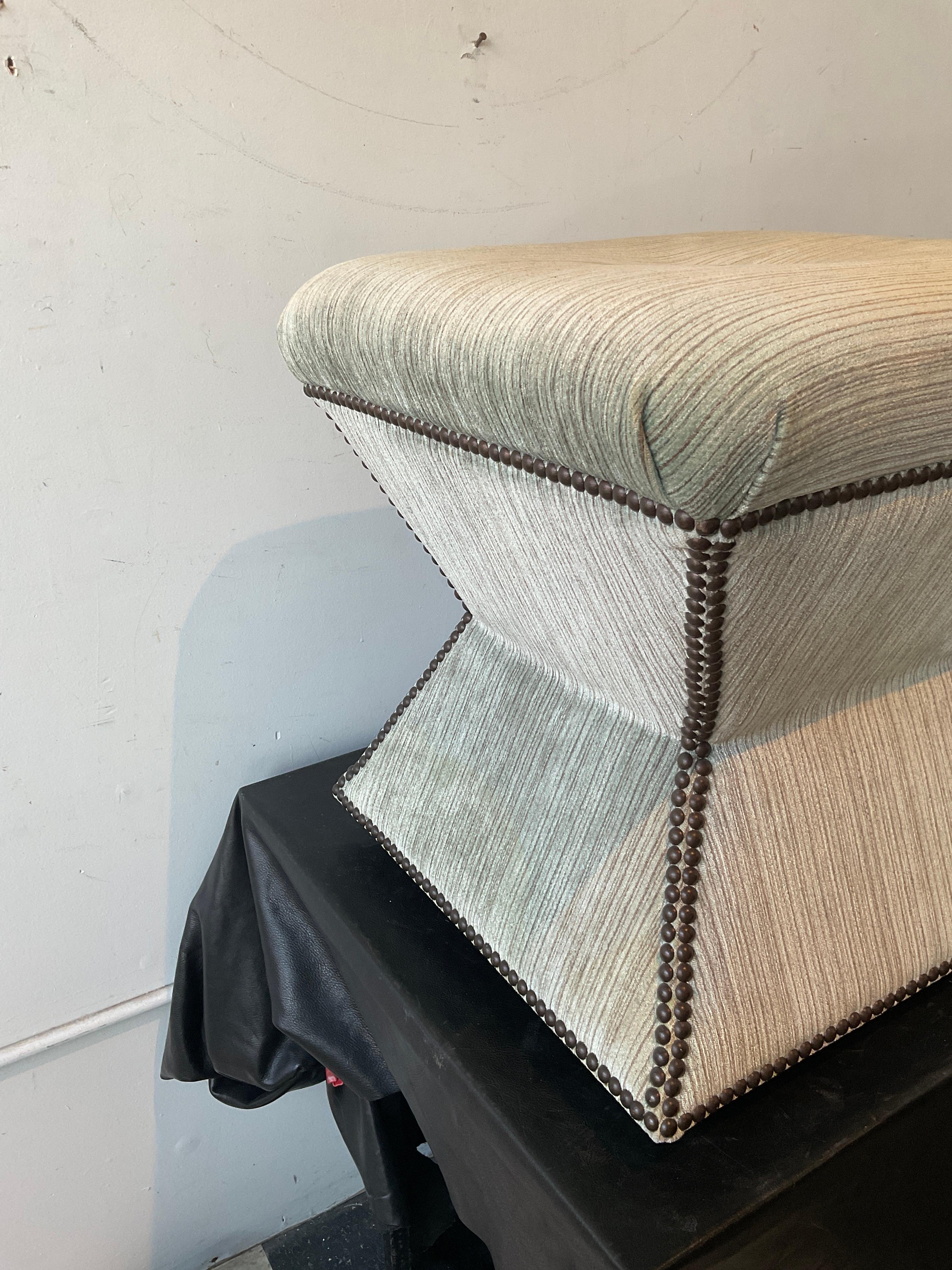 Kravet  Ottoman Aiden à simple face en vente 1