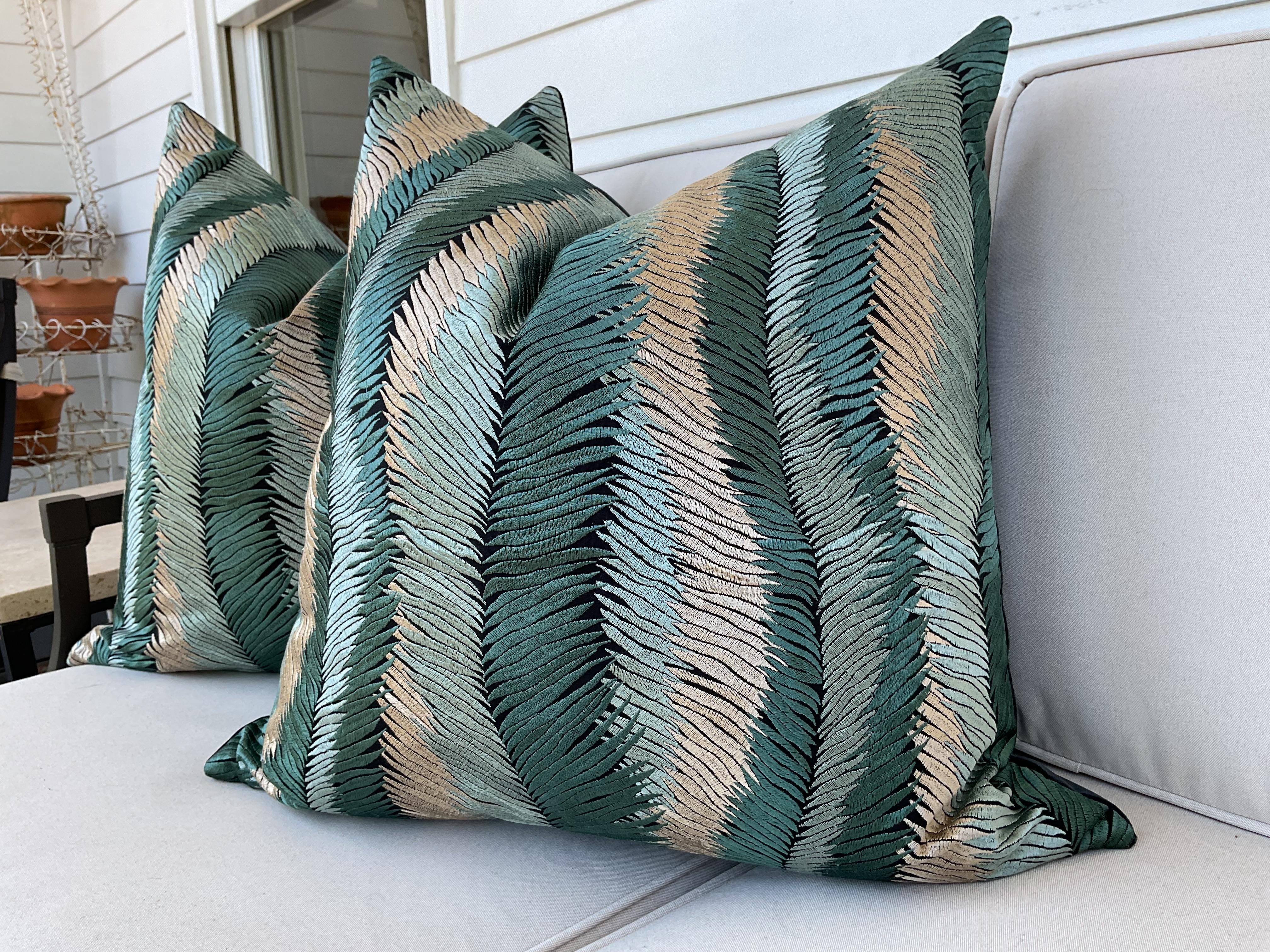 Esta es una tela bordada impresionante de la exclusiva línea de alta costura de Kravet. Con tonos ricos y dinámicos de verde oscuro y claro, y dorado, este fabuloso estampado de hojas es una auténtica obra de arte.

K 