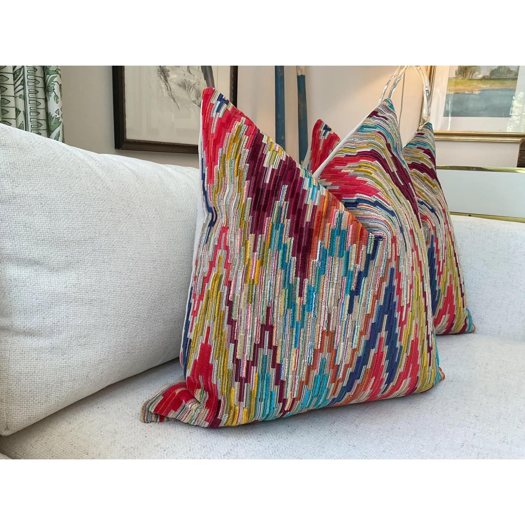 Kravet Couture Rocky in Caved Samt 22 Daunen geflochtene Kissen - ein Paar im Zustand „Neu“ im Angebot in Winder, GA