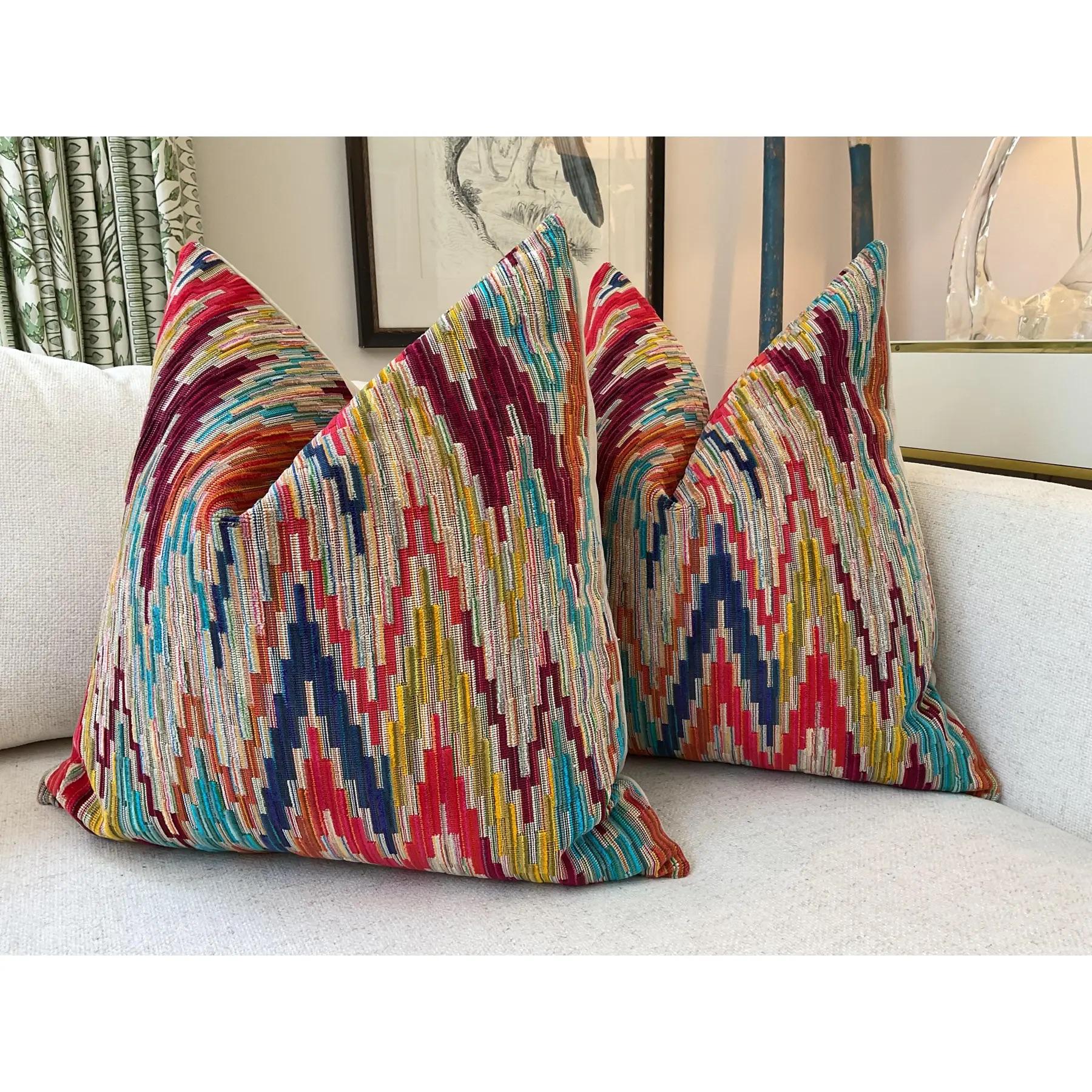 Kravet Couture Rocky in Caved Samt 22 Daunen geflochtene Kissen - ein Paar (21. Jahrhundert und zeitgenössisch) im Angebot