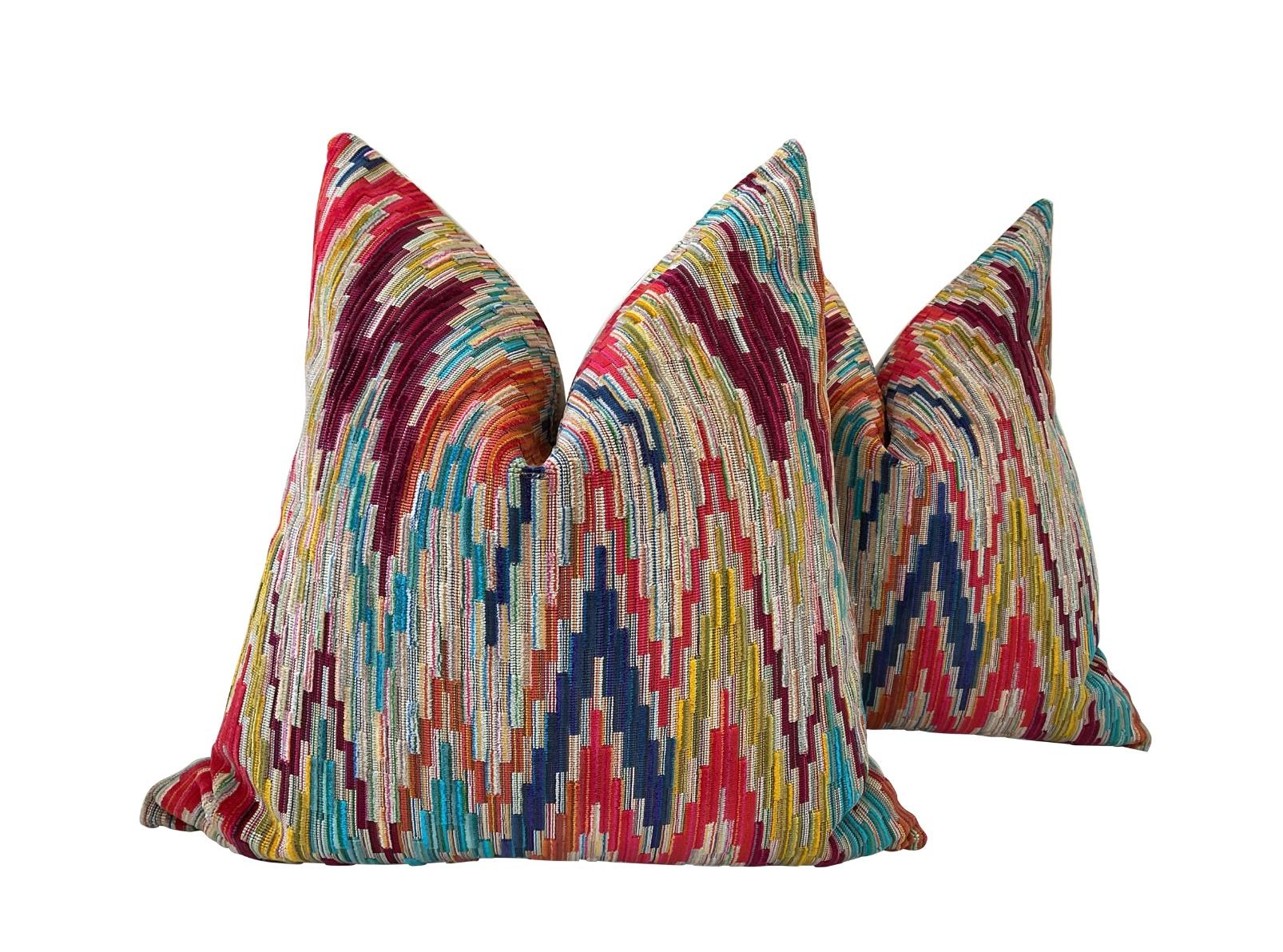 Dies ist ein wunderschöner geschnitzter Samt aus der exklusiven Couture-Linie von Kravet. Mit seinen kräftigen und dynamischen Magenta-, Orange-, Türkis-, Gelb-, Königsblau- und Limettengrüntönen ist dieser von Missoni inspirierte Flammenstich ein