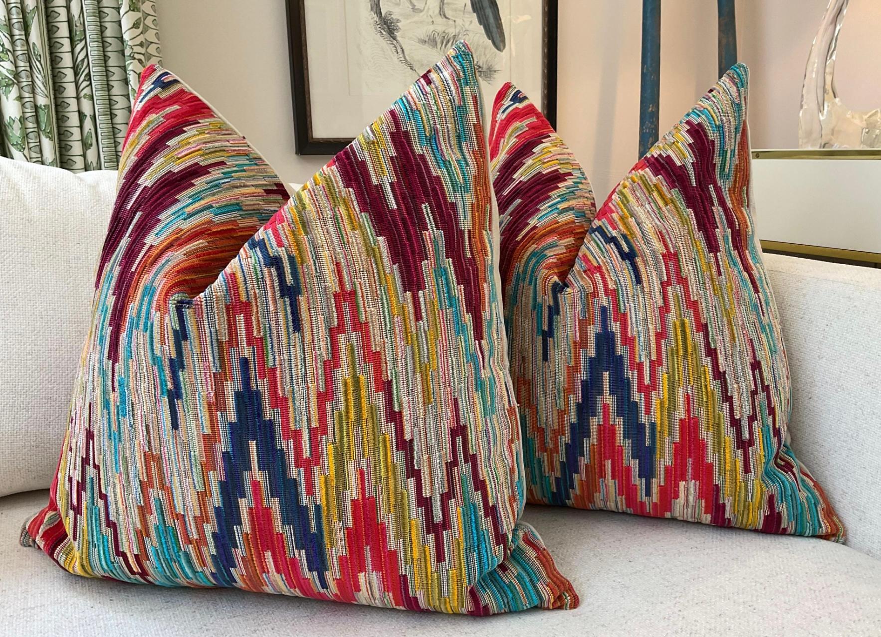 Kravet Couture Rocky in Caved Samt 22 Daunen geflochtene Kissen - ein Paar (Moderne) im Angebot