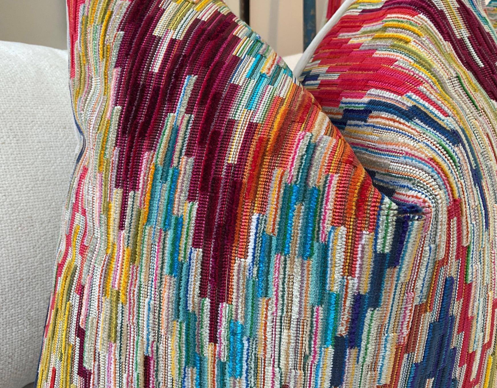 Kravet Couture Rocky in Caved Samt 22 Daunen geflochtene Kissen - ein Paar (amerikanisch) im Angebot