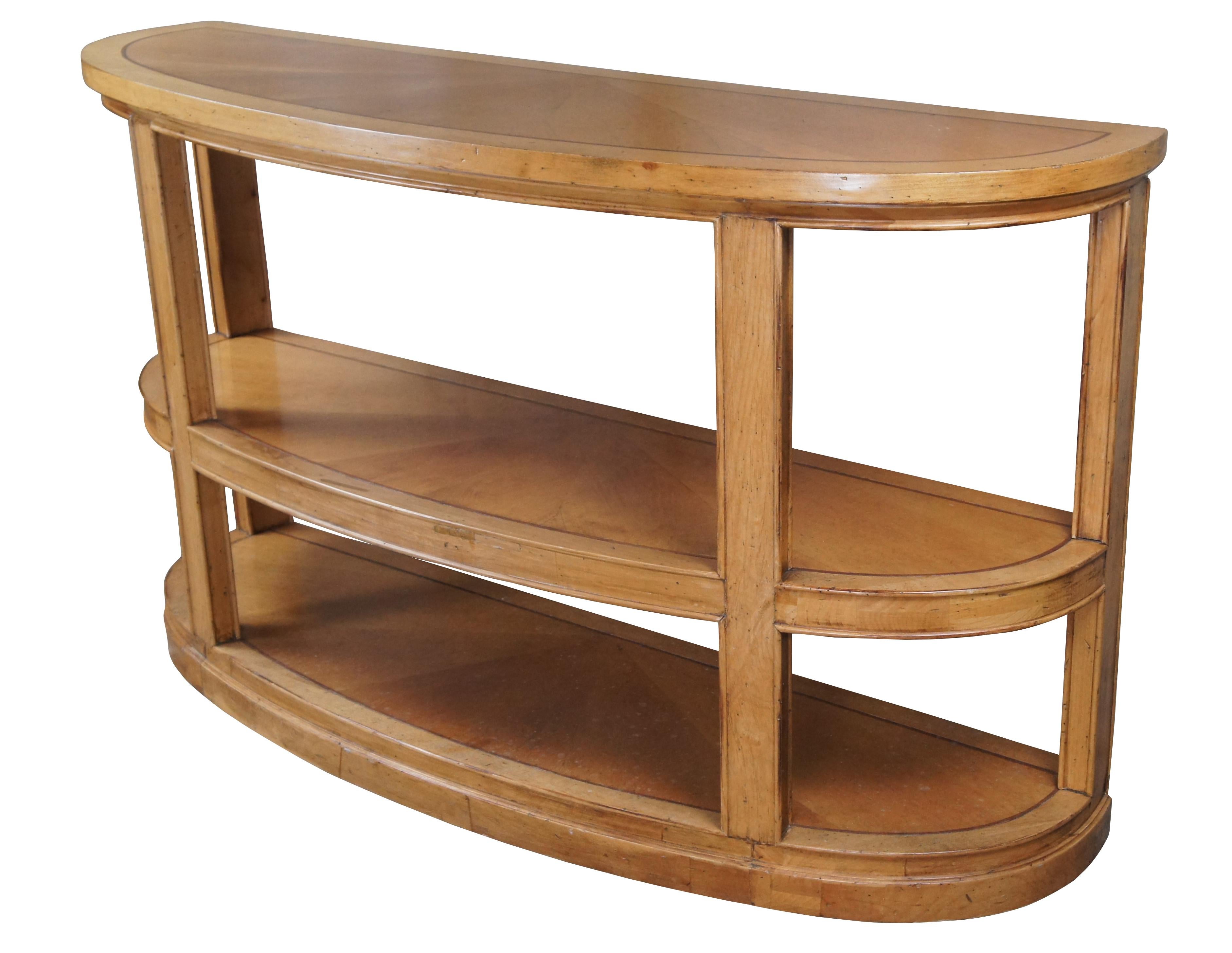 Kravet Furniture table console demilune. Elle présente une forme démilunie à trois niveaux en érable avec une bordure incrustée. Les surfaces de la table sont recouvertes d'un placage en bois d'allumettes qui met en valeur un magnifique motif en