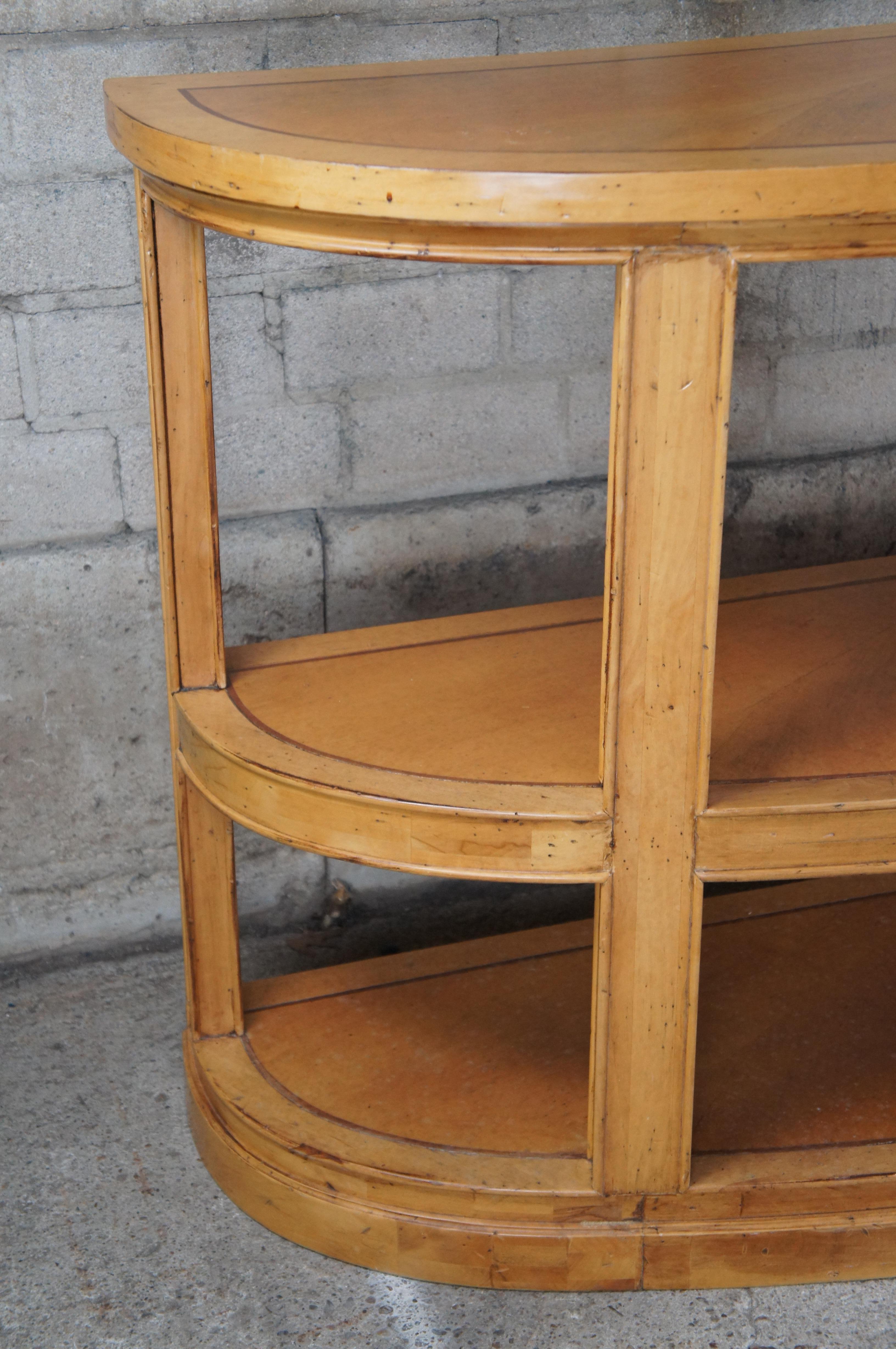 Kravet Furniture Tavolo Consolle Moderno Intarsiato a Mezzaluna Demilune in Acero da 60 pollici in vendita 1