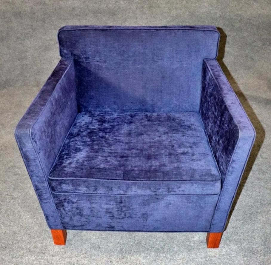 Gestempelter Sessel von Knoll aus der Mitte des Jahrhunderts. Der 1927 entworfene Krefelder Stuhl zeichnet sich durch die reine Komposition aus, die in allen Werken von Mies van der Rohe zu finden ist. Die klassischen Details, die klaren Linien und