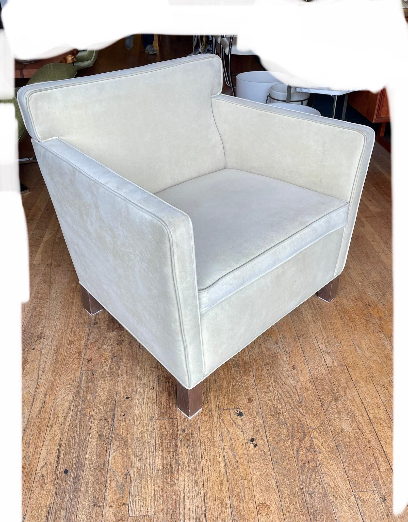 Superbe design sur ce fauteuil en tissu ultrasuede d'origine. Bon état, légère usure, confortable.