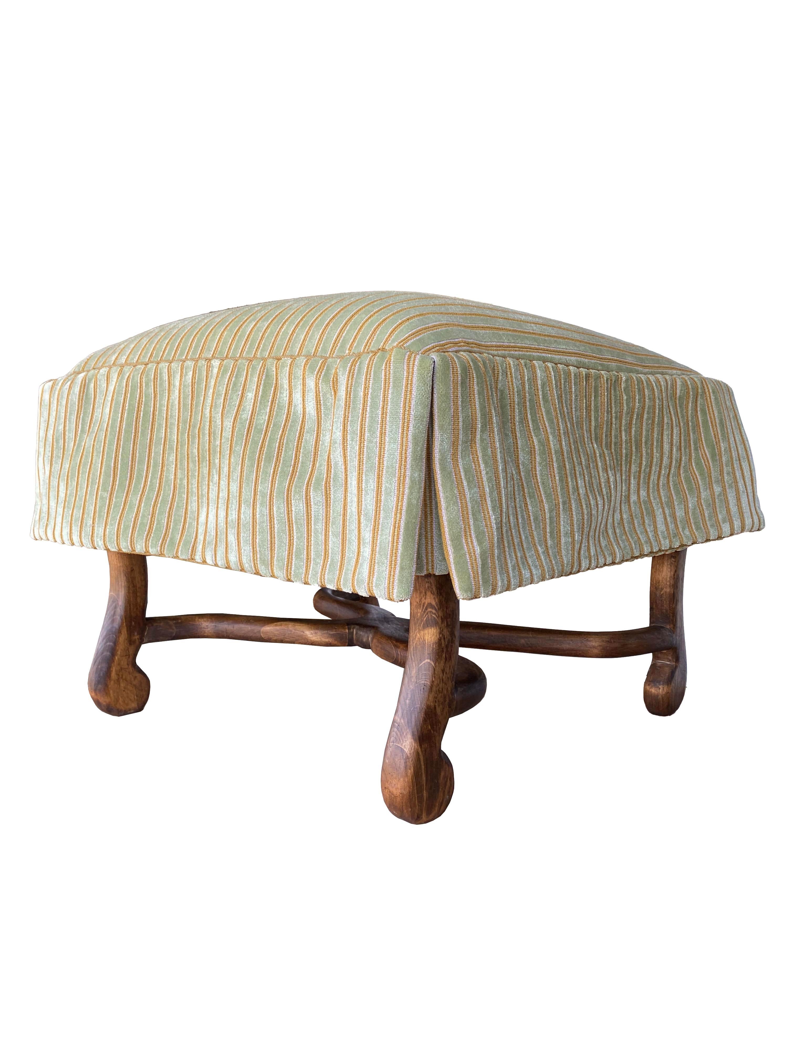 Ce charmant ottoman a été récemment retapissé dans un luxueux tissu à rayures en velours Rose Tarlow, apportant une touche d'élégance et de raffinement à son design classique. La texture somptueuse du velours associée au délicat motif rayé crée une