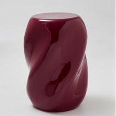 Taburete Krema de fibra de vidrio en rojo cereza, diseño escultural